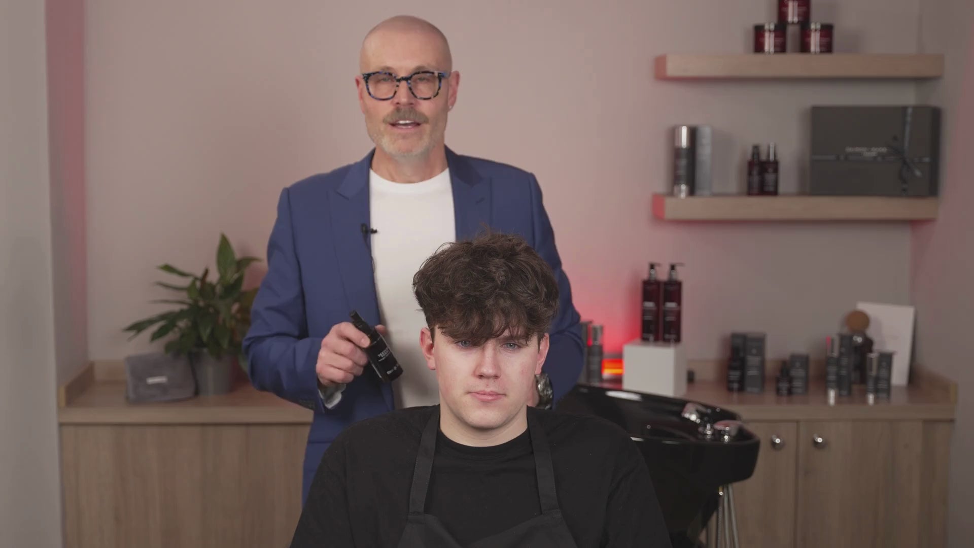 Laden Sie das Video: 